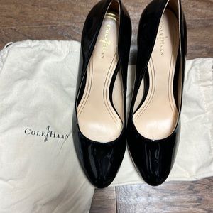 Beautiful Cole Haan made by Nike air size 10 B black 3 inch heels